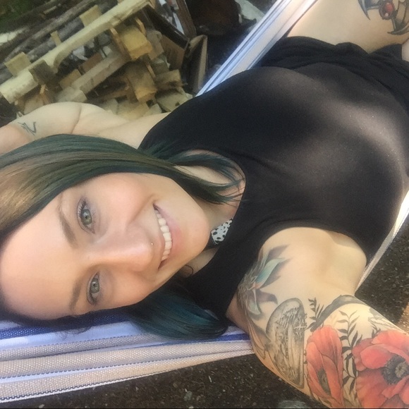 Meet your Posher, April - Picture 3 of 8